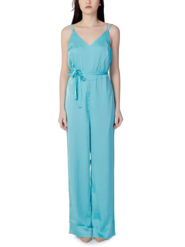 Hellerblauer V-Ausschnitt Spaghetti-Jumpsuit mit Gürtel Hellerblauer V-Ausschnitt Spaghetti-Jumpsuit mit Gürtel