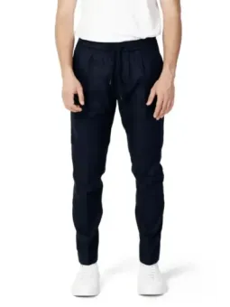 Schwarze Hosen und weiße Sneaker