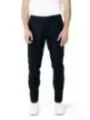 Schwarze Hosen und weiße Sneaker