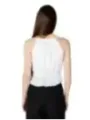 Frau mit weißer Pepe Jeans Bluse