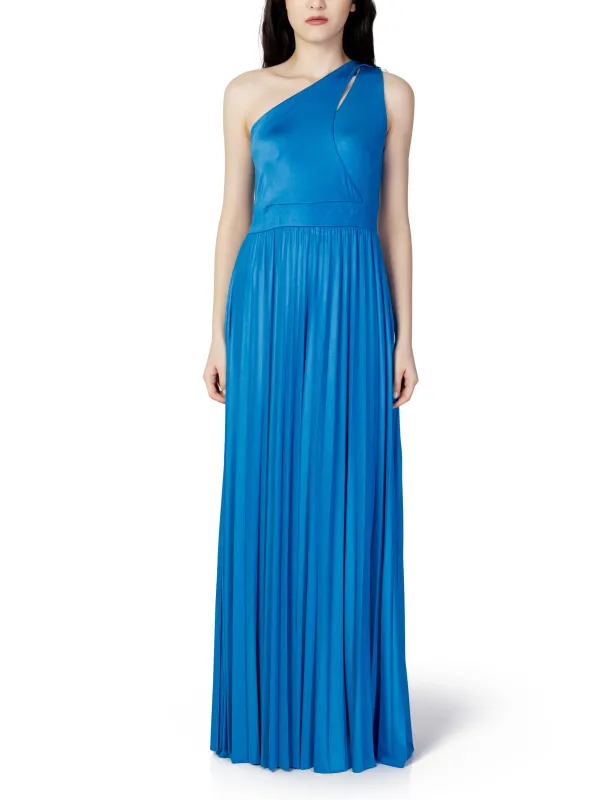 Blaues Satin-Abendkleid mit Falten Blaues Satin-Abendkleid mit Falten