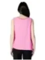Pinke ärmellose Damenbluse mit Schlitz.