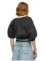 Frau trägt Jeans und Top