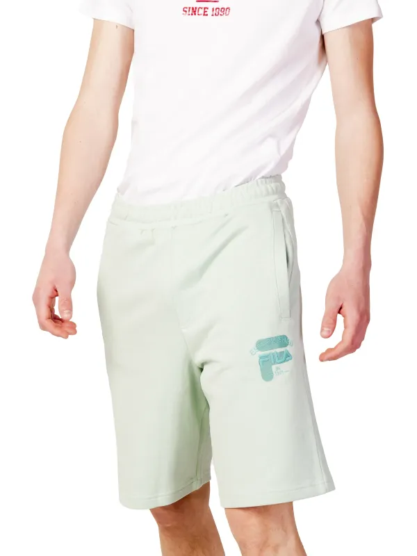 Fila Shorts tragen ein weißes T-Shirt Fila Shorts tragen ein weißes T-Shirt