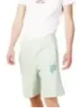 Fila Shorts tragen ein weißes T-Shirt