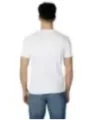 Mann trägt weißes Polohemd Jeans