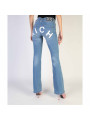Helle Bootcut Jeans mit Schriftzug