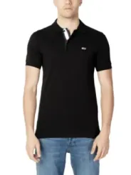 Mann trägt Tommy Hilfiger Jeans