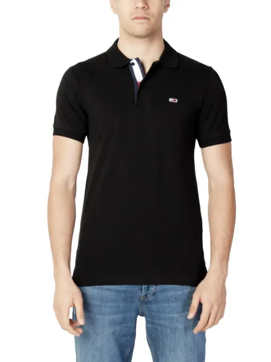 Mann trägt Tommy Hilfiger Jeans