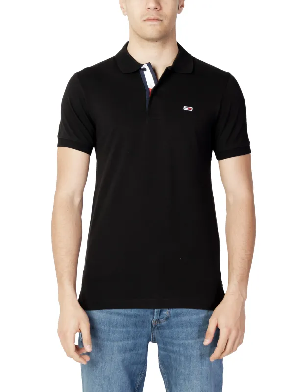 Mann trägt Tommy Hilfiger Jeans