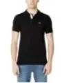 Mann trägt Tommy Hilfiger Jeans