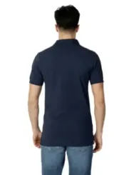 Mann trägt Tommy Hilfiger Jeans