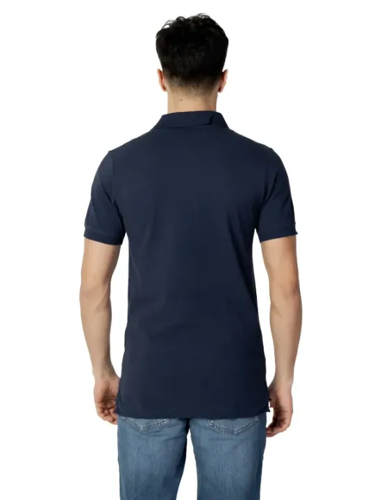 Mann trägt Tommy Hilfiger Jeans