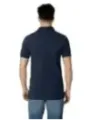 Mann trägt Tommy Hilfiger Jeans