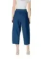 Hohe Jeans mit weitem Bein