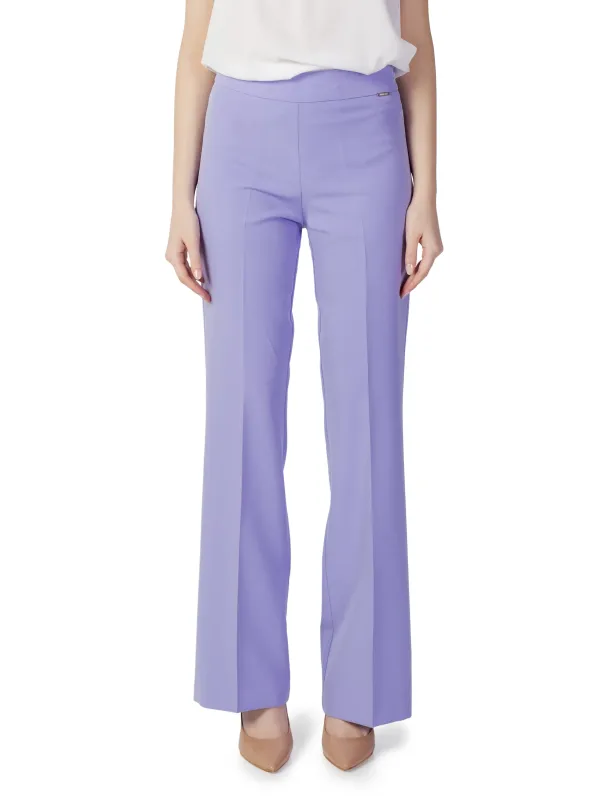 Lavendelfarbene Hosen mit hoher Taille