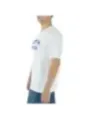 Mann trägt weißes North Sails T-Shirt