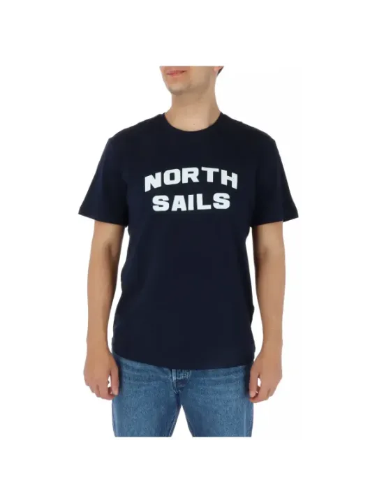 Mann trägt North Sails T-Shirt