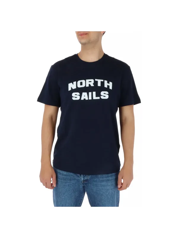 Mann trägt North Sails T-Shirt Mann trägt North Sails T-Shirt