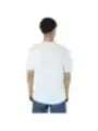 Mann trägt weißes North Sails T-Shirt