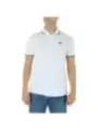 Mann trägt weißes North Sails Polo