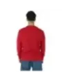 Mann trägt rotes North Sails Sweatshirt
