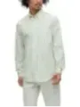 Gestreiftes Hemd mit weißen Hosen