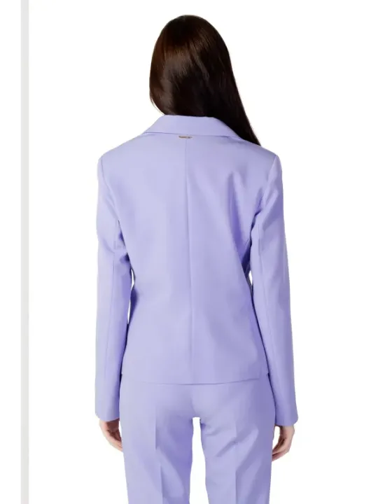 Lila Blazer und schmale Hose