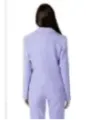 Lila Blazer und schmale Hose