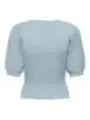 Hellblauer Strickpullover mit Zopfmuster