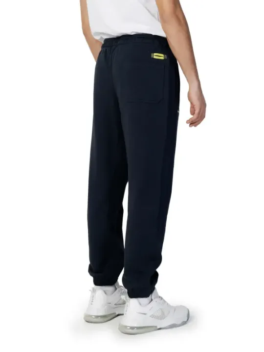 Blaue Jogginghose mit weißen Sneakern