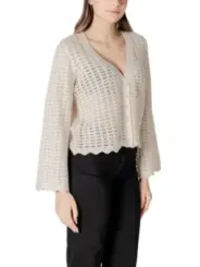 Weißes Strickjäckchen und Stoffhose