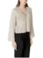 Weißes Strickjäckchen und Stoffhose