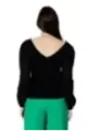 Grüner Hosen und schwarzes Oberteil