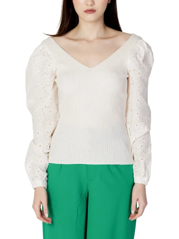 Off-weißes Strickoberteil mit Puffärmeln Off-weißes Strickoberteil mit Puffärmeln