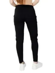 Frau trägt schwarze Blauer Hosen