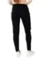 Frau trägt schwarze Blauer Hosen