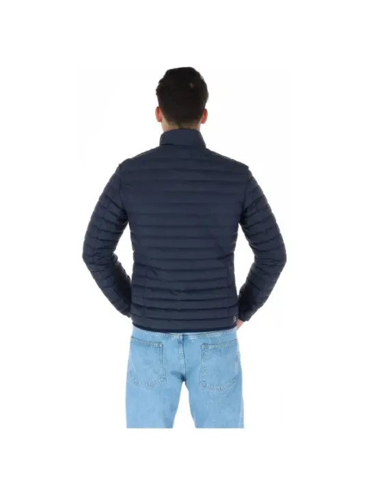 Mann trägt Colmar Winterjacke Jeans
