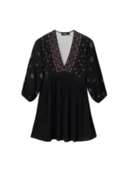 Schwarzes Kleid mit rosa Stickerei