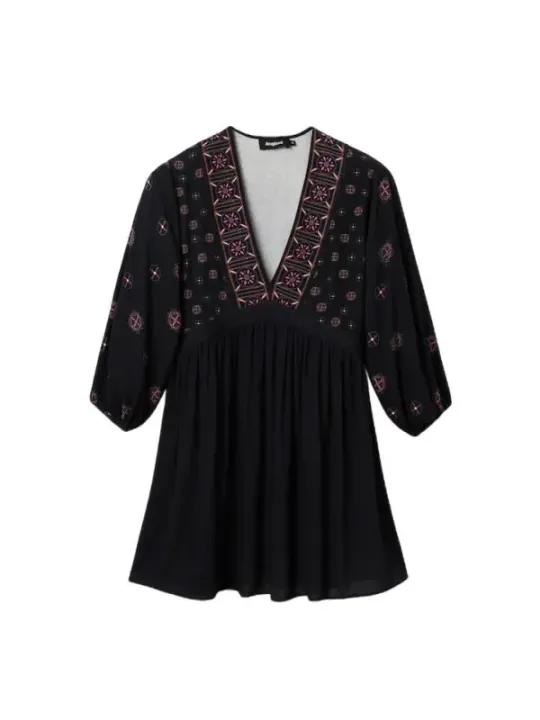 Schwarzes Kleid mit rosa Stickerei