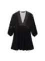 Schwarzes Kleid mit rosa Stickerei