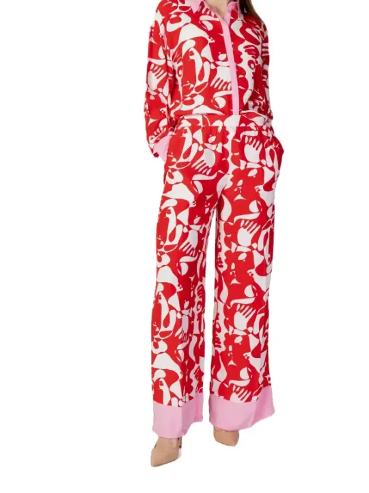 Roter Jumpsuit mit pinken Details