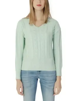 Grüner Strickpullover mit Jeans