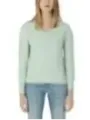 Grüner Strickpullover mit Jeans