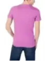 Rosa T-Shirt mit blauen Jeans