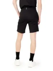Schwarze Sportbekleidung auf weißem Hintergrund