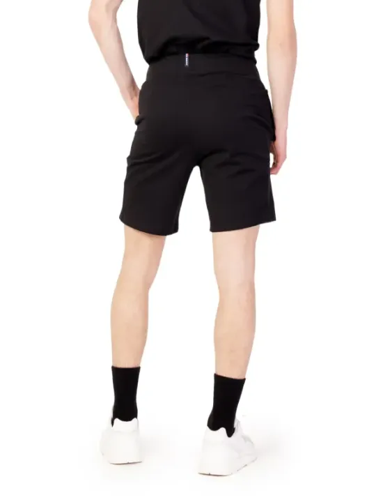 Schwarze Sportbekleidung auf weißem Hintergrund