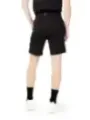 Schwarze Sportbekleidung auf weißem Hintergrund