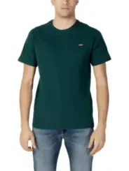 Levi's T-Shirt Jeans Modell trägt