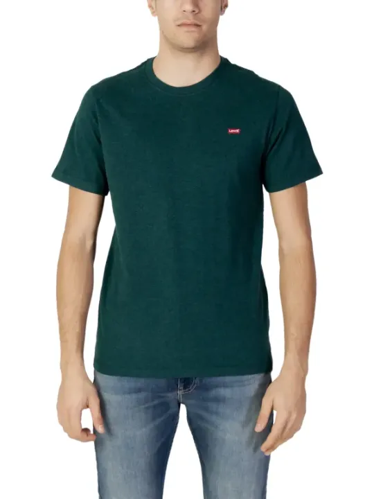 Levi's T-Shirt Jeans Modell trägt